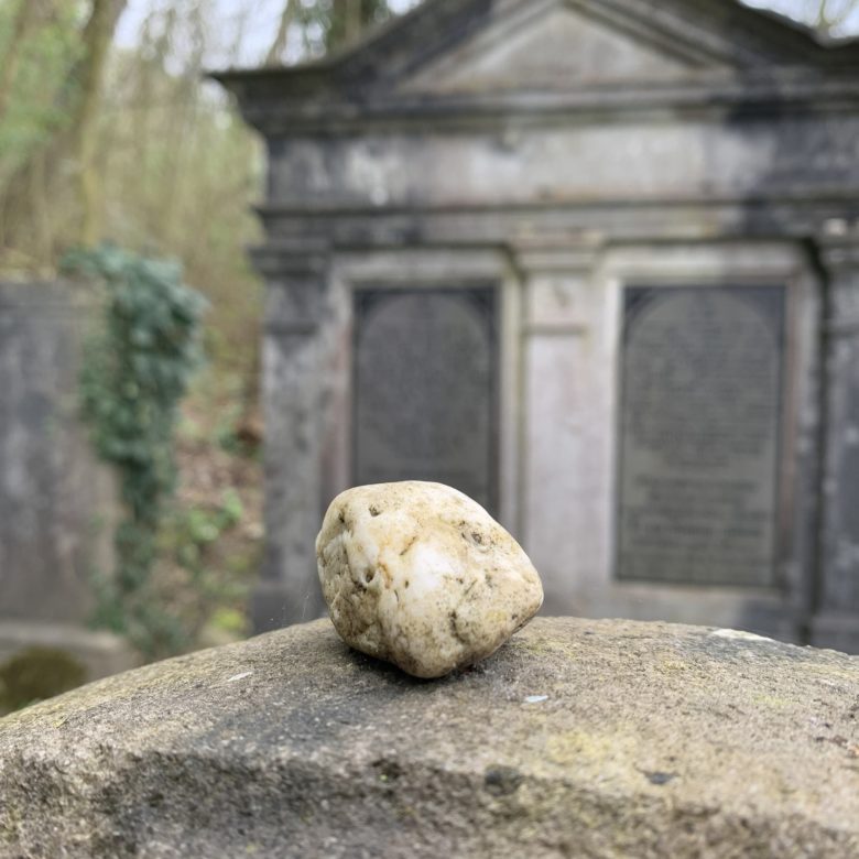 Das Steinchen auf einem jüdischen Grabmal zeigt: Die verstorbene Person ist unvergessen.