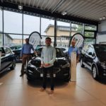 Imad Essalih mit Christian Bourtscheidt (l.) von Fischer und Bourtscheidt SEAT Automobilhandel (Lohmar) und seinem Paten Bernhard Frey.