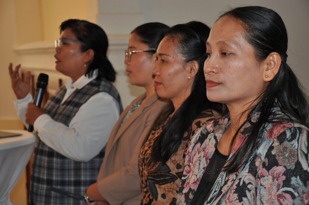 Bibelfrauen aus Indonesien, zurzeit auf Partnerschaftsbesuch in der Gemeinde Niederkassel, zu Gast in der Kreissynode am 3.6.2023