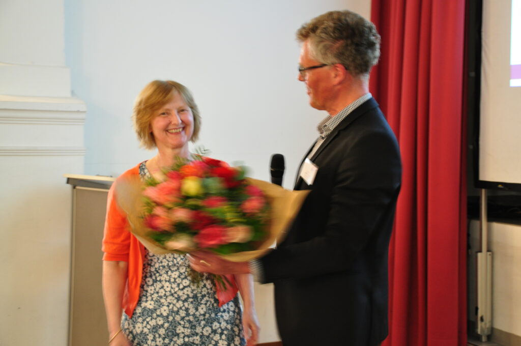 Assessor Carsten Schleef gratuliert Superintendentin Almut van Niekerk zur Ordination vor 25 Jahren.