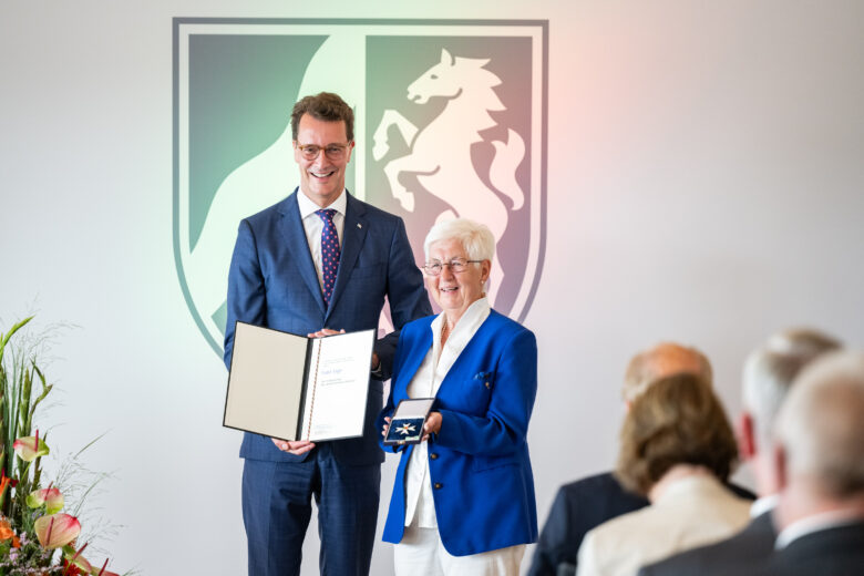 Karin Jäger, ausgezeichnet von NRW-Ministerpräsident Hendrik Wüst. Foto: Land NRW / Mark Hermenau