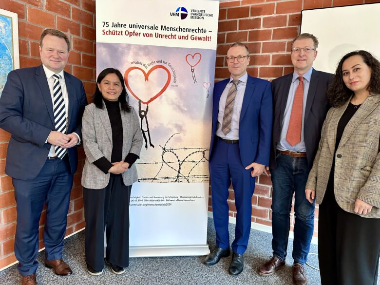 Von links im Bild: Frank Schwabe, Dr. Dyah Krismawati, Dr. Uwe Schneidewind, Dr. Jochen Motte und Thea Hummel.