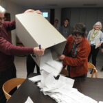 Bild: Presbyteriumswahl in der Evangelischen Paul-Schneider-Gemeinde (Kirchenkreis An Nahe und Glan). Werner Bohn vom Wahlausschuss und Pfarrerin Ulrike Scholtheis-Wenzel bei der öffentlichen Auszählung der Stimmen aus der Urnenwahl.